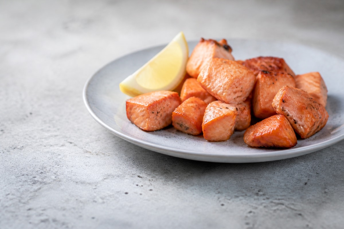 Air fryer salmon bites with lemon